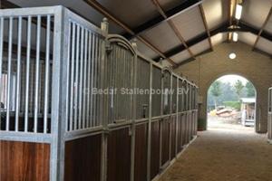 paardenstal met luxe binnenboxen